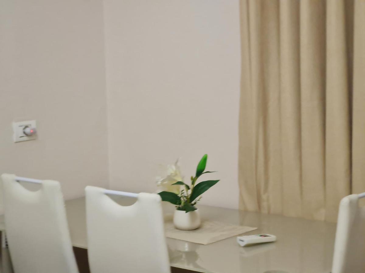 Downtown Boulevard With A Cute Balcony! Appartement Tirana